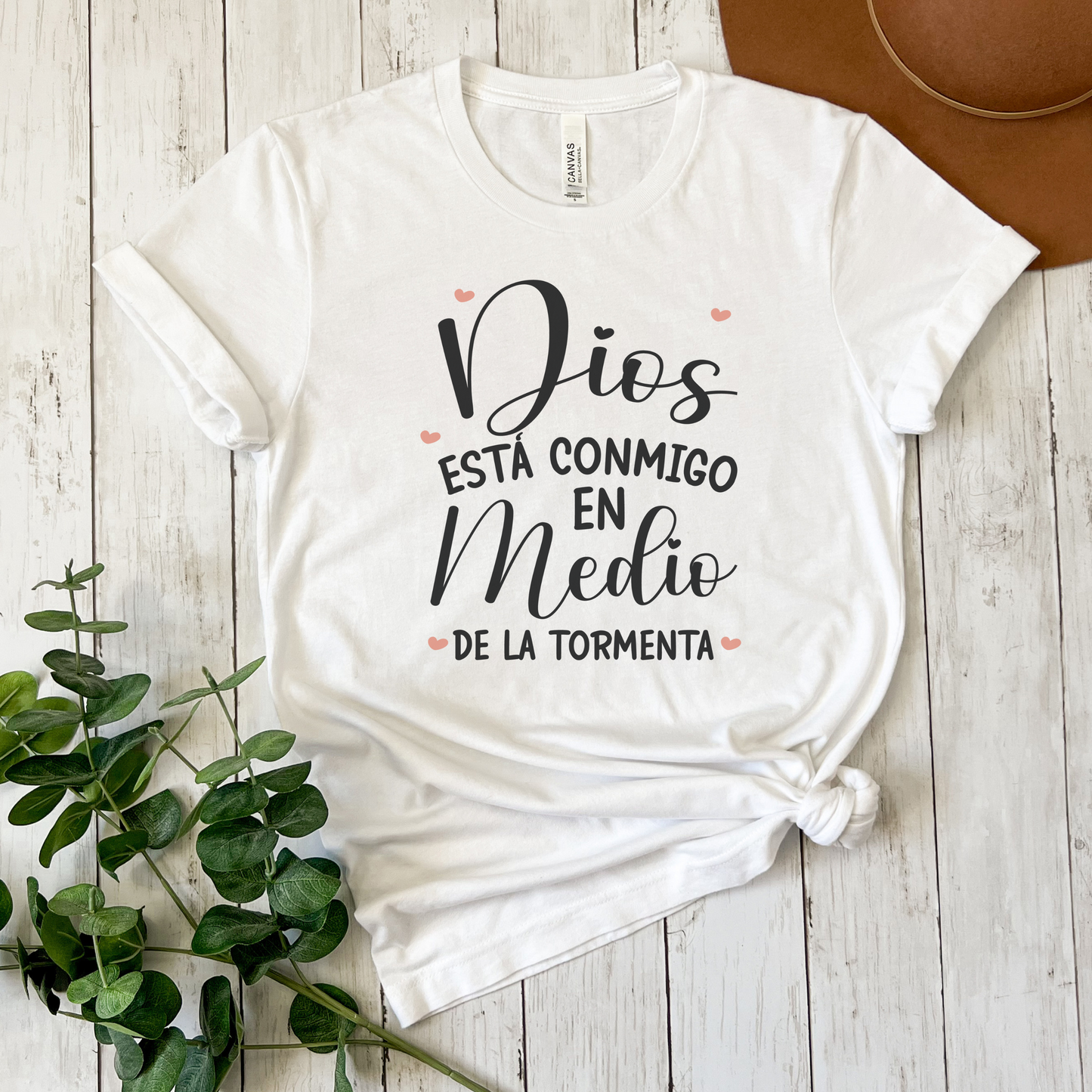 "Dios está Conmigo en Medio de la Tormenta." Bible Verse Tees, Religious T-shirt, Spanish Christian Gift, Faith Shirt, Frases Cristianas, Camiseta en español, Hispanic Apparel
