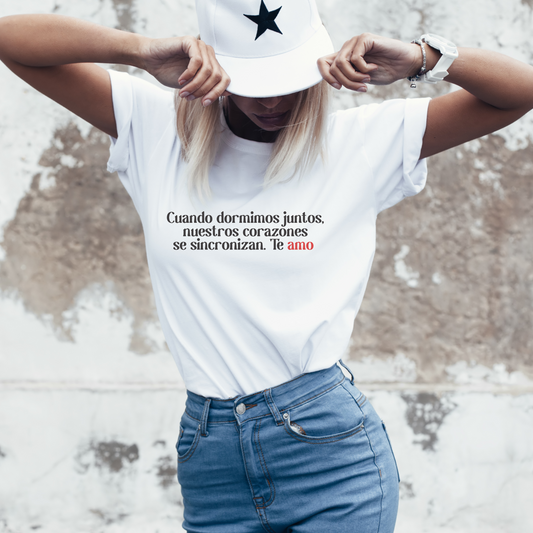 "Cuando dormimos juntos, nuestros corazones se sincronizan. Te amo" Positive Message Tees, Inspirational Shirt, Good Vibes T-shirt Gift, Positive Vibes Shirt